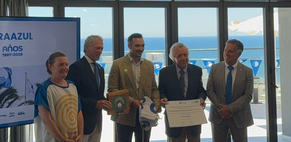 Alcalà-Alcossebre rep una distinció especial per mantenir la bandera blava de la platja del Carregador des de fa 40 anys