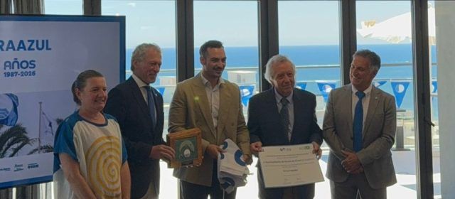 Alcalà-Alcossebre rep una distinció especial per mantenir la bandera blava de la platja del Carregador des de fa 40 anys
