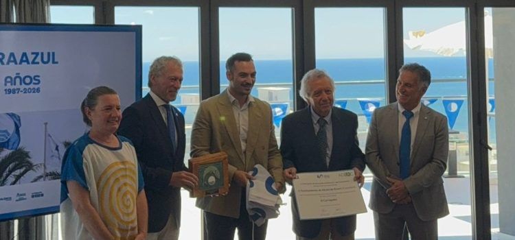 Alcalà-Alcossebre rep una distinció especial per mantenir la bandera blava de la platja del Carregador des de fa 40 anys