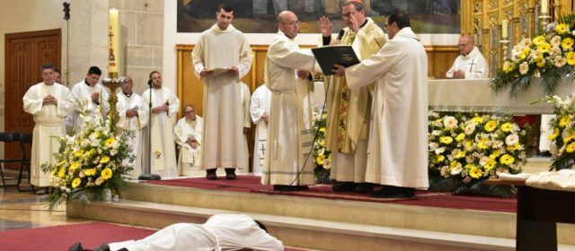 El seminarista Isael Pla rep l’ordenació diaconal a l’església de l’Assumpció de Vinaròs