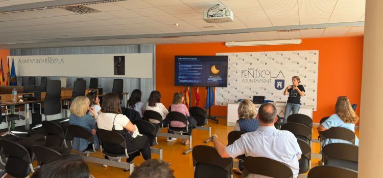 L’Ajuntament de Peníscola forma el personal de les empreses turístiques sobre l’eclipsi