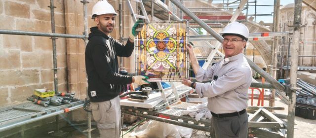 La Catedral de Tortosa completa la restauració dels nou vitralls del primer pis de la coberta de l’absis