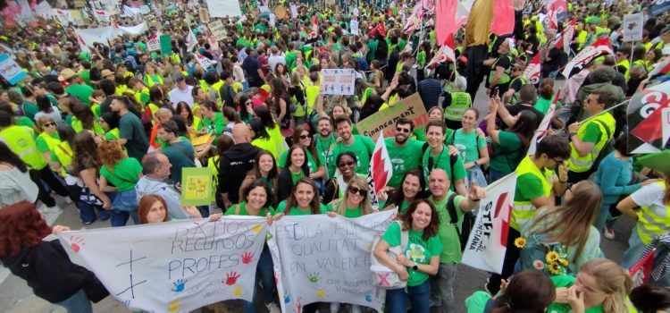 Professorat del Maestrat, en la manifestació a València per la vaga indefinida en ensenyament
