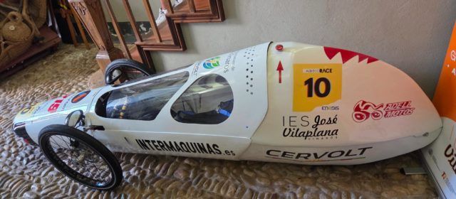 Un prototip de vehicle elèctric, fet per alumnat de l’IES José Vilaplana, en la competició Albi Eco Race, a França