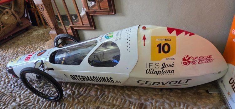 Un prototip de vehicle elèctric, fet per alumnat de l’IES José Vilaplana, en la competició Albi Eco Race, a França