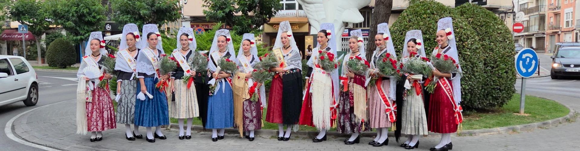 Cercavila de les dames acompanyades per la banda de La Alianza