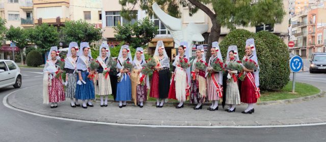 Cercavila de les dames acompanyades per la banda de La Alianza