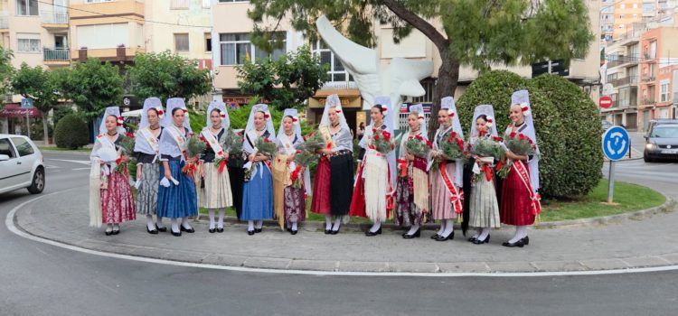 Cercavila de les dames acompanyades per la banda de La Alianza