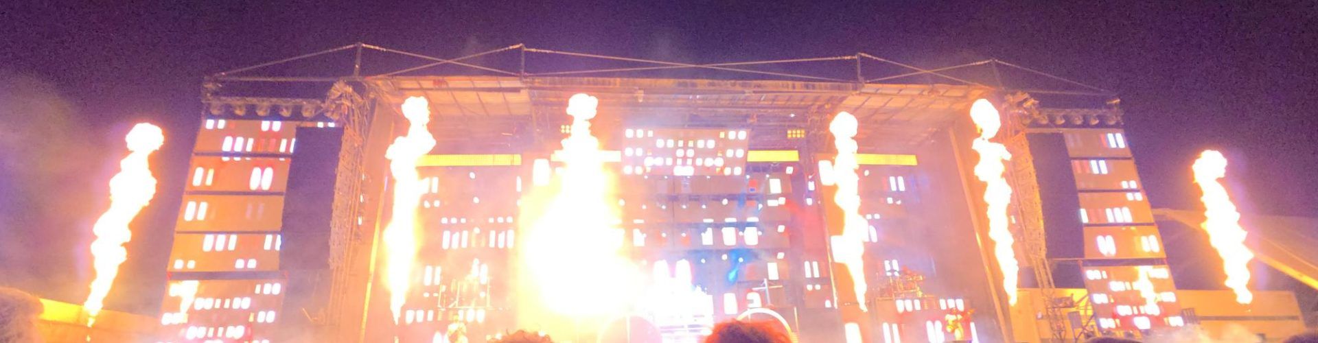 Paris de Noia ompli el port de música, llums i efectes visuals amb un gran espectacle