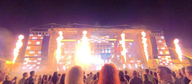 Paris de Noia ompli el port de música, llums i efectes visuals amb un gran espectacle