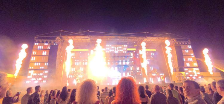 Paris de Noia ompli el port de música, llums i efectes visuals amb un gran espectacle