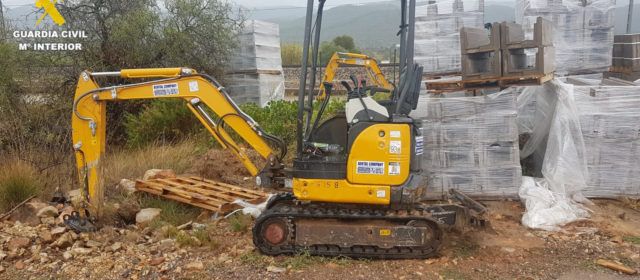 La Guardia Civil recupera una máquina excavadora y detiene a dos personas en Alcalá de Xivert