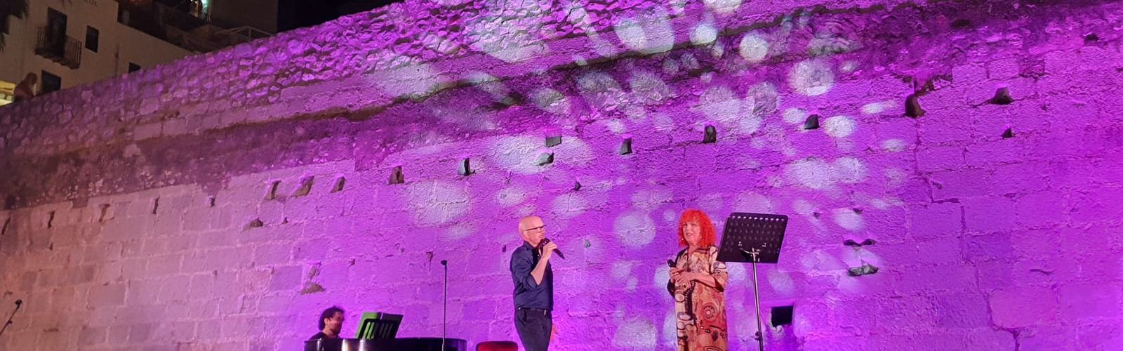Sergi Nebot rinde un tributo inolvidable a Serrat bajo las estrellas del Castillo