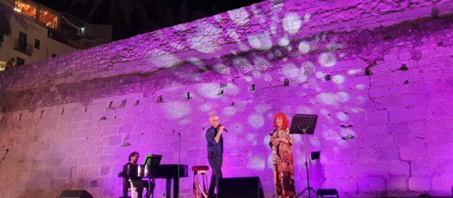 Sergi Nebot rinde un tributo inolvidable a Serrat bajo las estrellas del Castillo