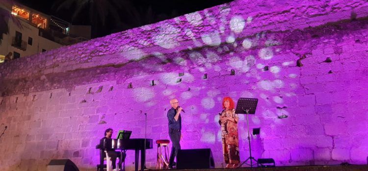 Sergi Nebot rinde un tributo inolvidable a Serrat bajo las estrellas del Castillo