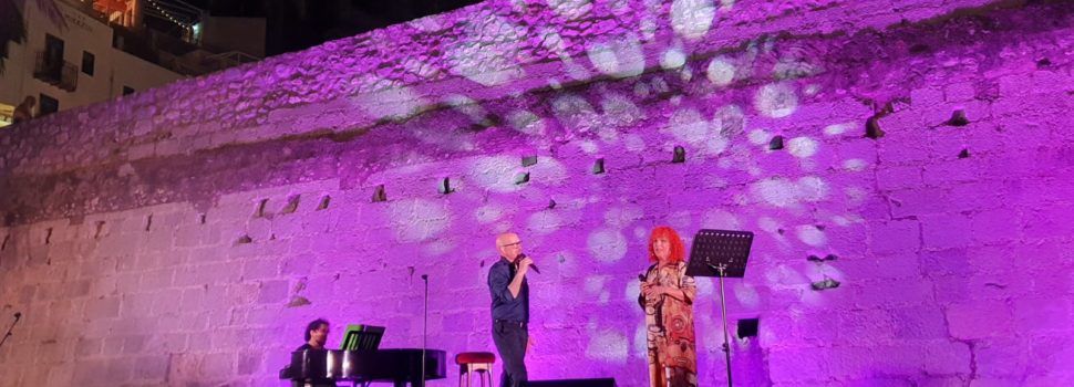 Sergi Nebot rinde un tributo inolvidable a Serrat bajo las estrellas del Castillo