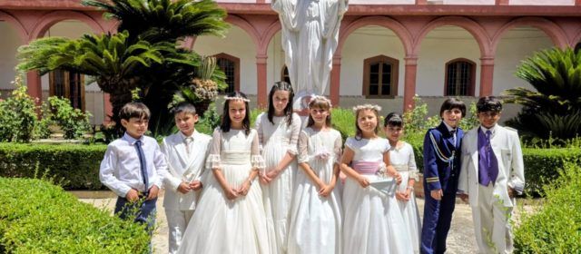 El alumnado de 3º de Primaria celebra una emotiva Comunión conjunta en el Colegio Divina Providencia
