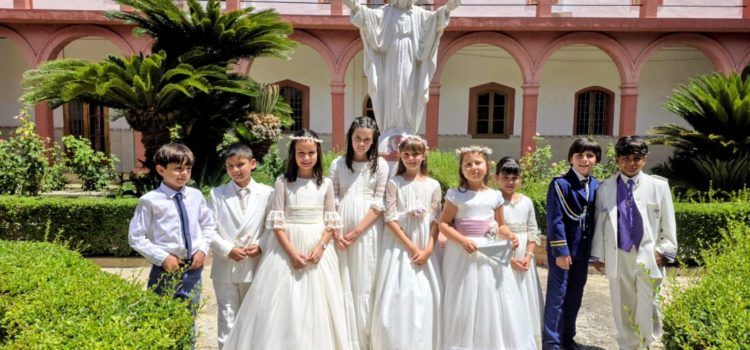 El alumnado de 3º de Primaria celebra una emotiva Comunión conjunta en el Colegio Divina Providencia