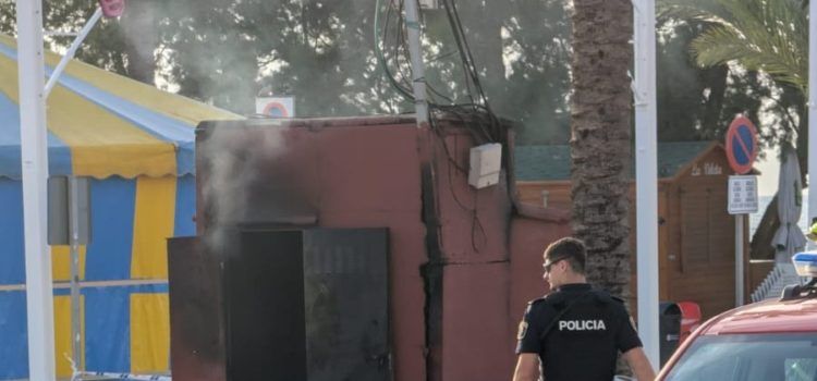 Els bombers apaguen un foc en una caseta del passeig Fora Forat