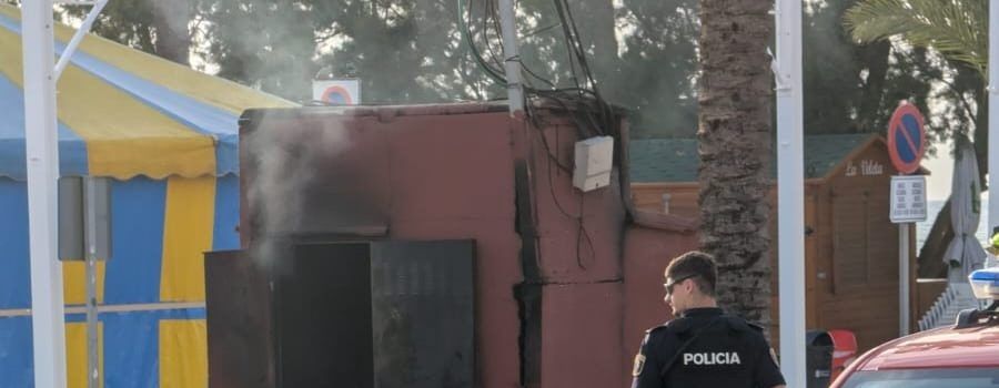 Els bombers apaguen un foc en una caseta del passeig Fora Forat