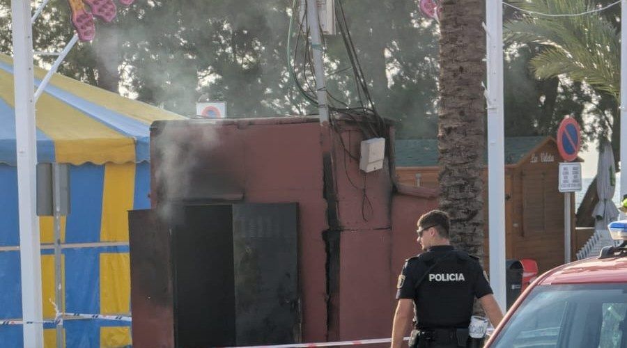 Els bombers apaguen un foc en una caseta del passeig Fora Forat