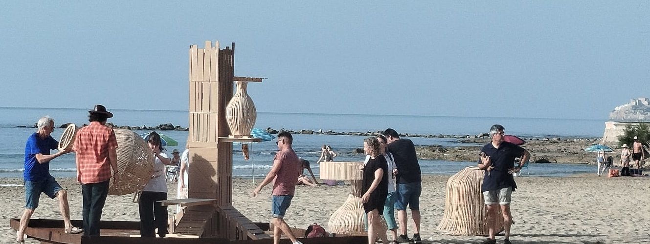 Benicarló ultima el muntatge de la foguera de Sant Joan que cremarà aquesta nit