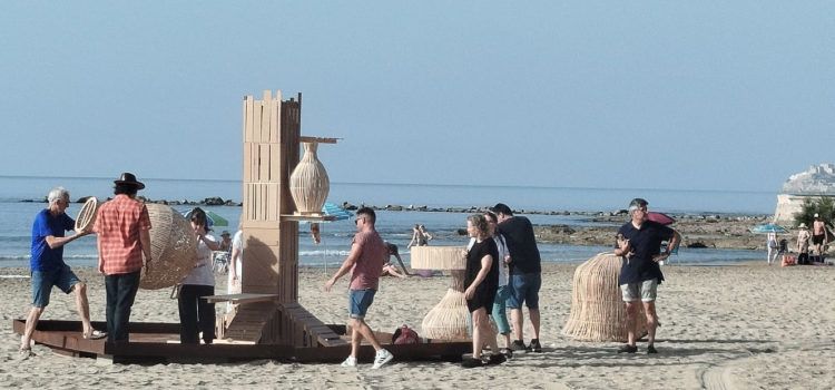 Benicarló ultima el muntatge de la foguera de Sant Joan que cremarà aquesta nit