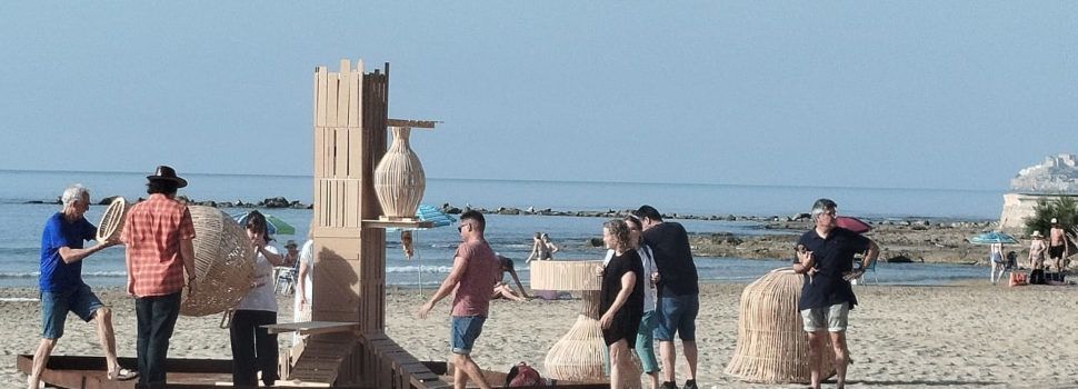 Benicarló ultima el muntatge de la foguera de Sant Joan que cremarà aquesta nit
