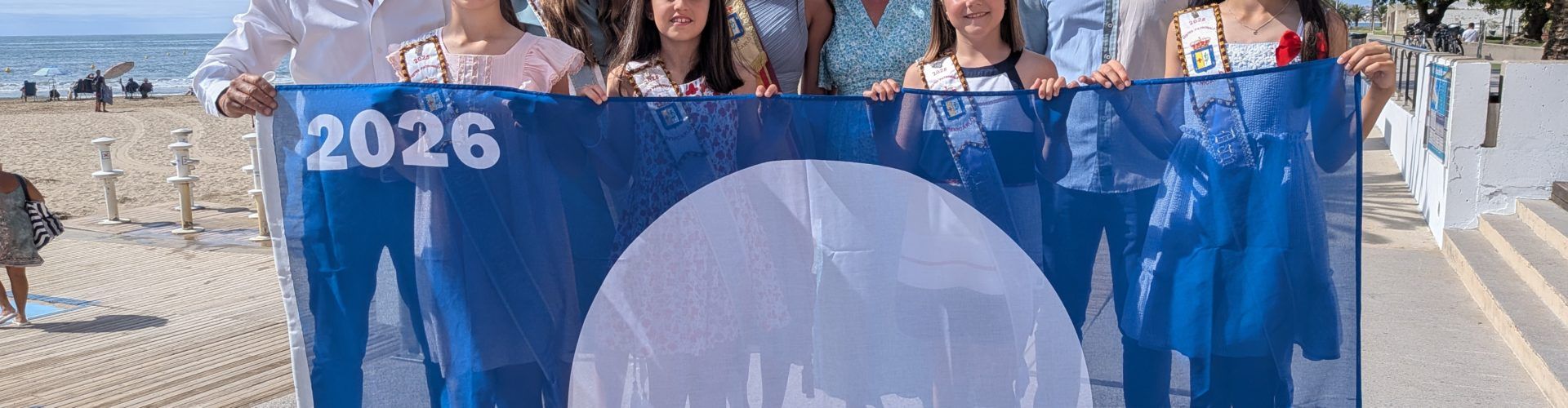 Benicarló dona el tret de sortida a la temporada de platges amb la hissada de les banderes blaves