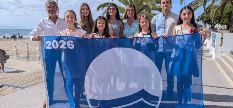 Benicarló dona el tret de sortida a la temporada de platges amb la hissada de les banderes blaves