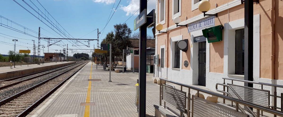 L’Ajuntament i ADIF renoven el seu acord per a mantindre oberta l’estació de tren d’Alcalà de Xivert