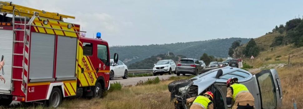 Accidente en la N232, término de Morella, con un vehículo volcado