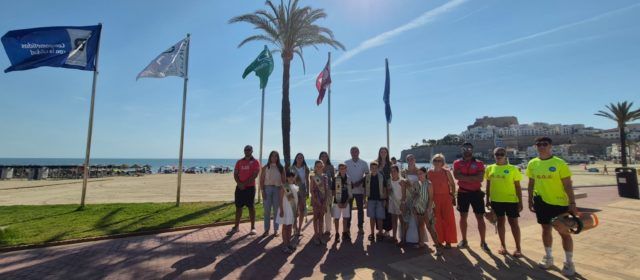 Peníscola ja llueix les banderes de qualitat a la seua platja