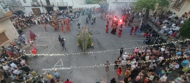 La XII Trobada de Dracs i Bèsties de Foc de Cervera del Maestre compleix totes les expectatives i congrega centenars de visitants