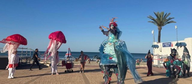 Peníscola arranca el XIX Festival de Teatre al Carrer i les visites guiades marineres