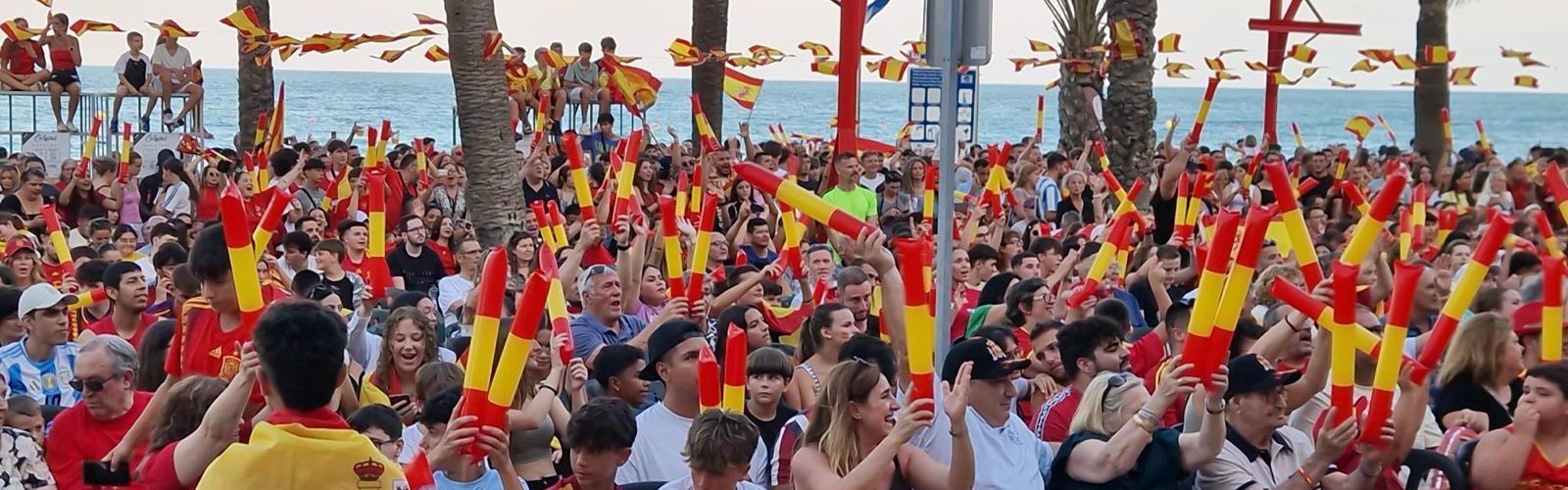 Discjòqueis i pantalla gegant al passeig per a gaudir de la gran final del Mundial