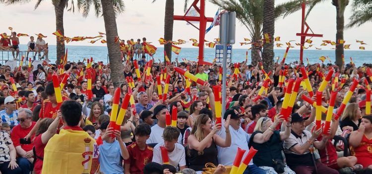 Discjòqueis i pantalla gegant al passeig per a gaudir de la gran final del Mundial