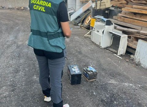 Detenida una mujer por hurto de tapas de alcantarillado y baterías de vehículos en Benicarló, Vinaròs y Cervera