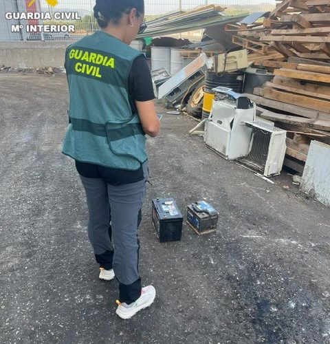 Detenida una mujer por hurto de tapas de alcantarillado y baterías de vehículos en Benicarló, Vinaròs y Cervera