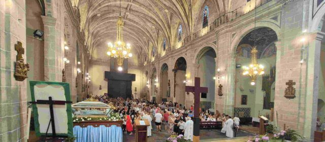 Vinaròs ret homenatge a la Verge de l’Assumpció amb una multitudinària processó 