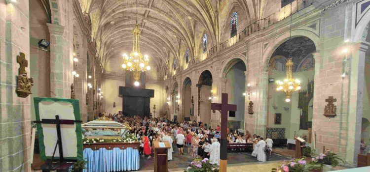 Vinaròs ret homenatge a la Verge de l’Assumpció amb una multitudinària processó