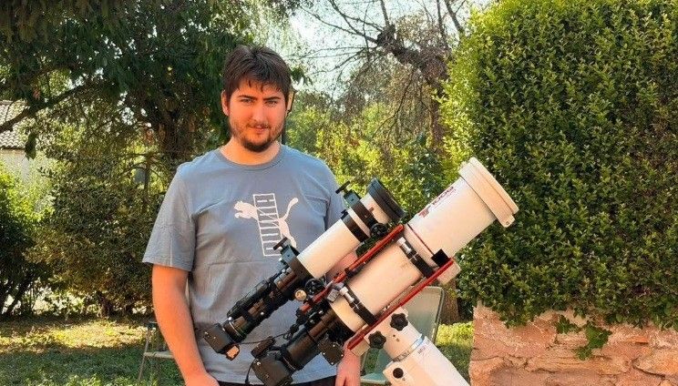 El morellà Rafa Ruiz, preparat a Burgos amb telescopis i càmeres per veure l’eclipsi al detall