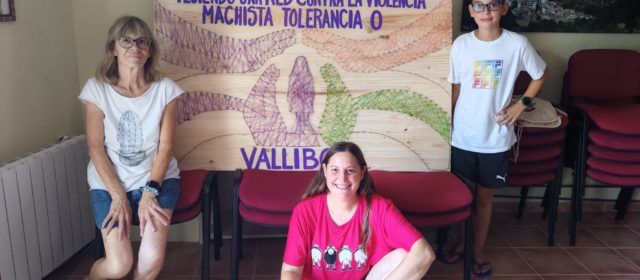 Vallibona “teixeix una xarxa” contra la violència masclista amb un mural participatiu d’hilorama