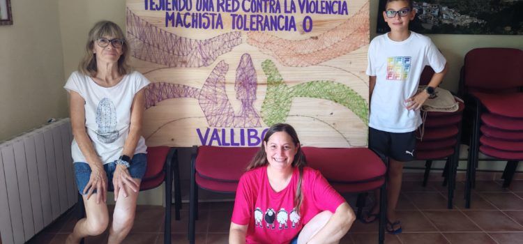 Vallibona “teixeix una xarxa” contra la violència masclista amb un mural participatiu d’hilorama