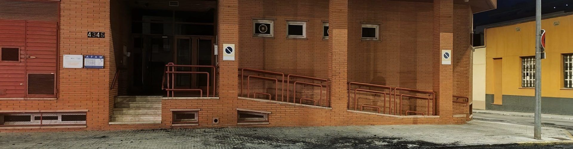 Una furgoneta queda calcinada i afectat un segon vehicle en un carrer d’Amposta