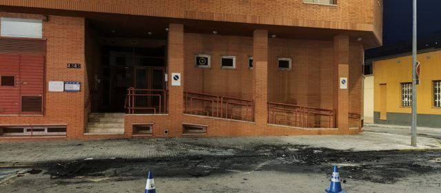 Una furgoneta queda calcinada i afectat un segon vehicle en un carrer d’Amposta