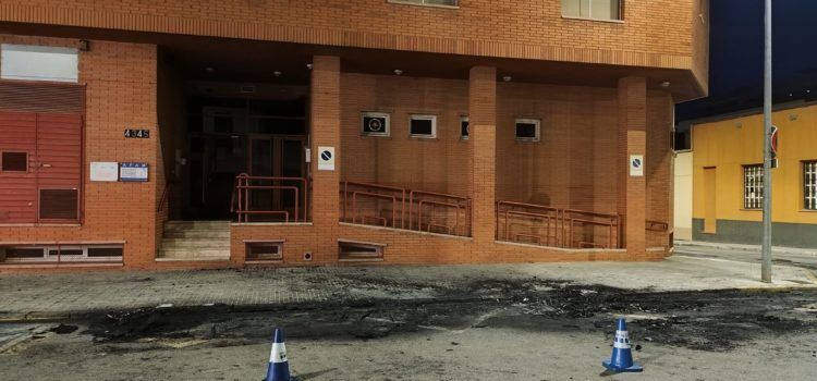 Una furgoneta queda calcinada i afectat un segon vehicle en un carrer d’Amposta