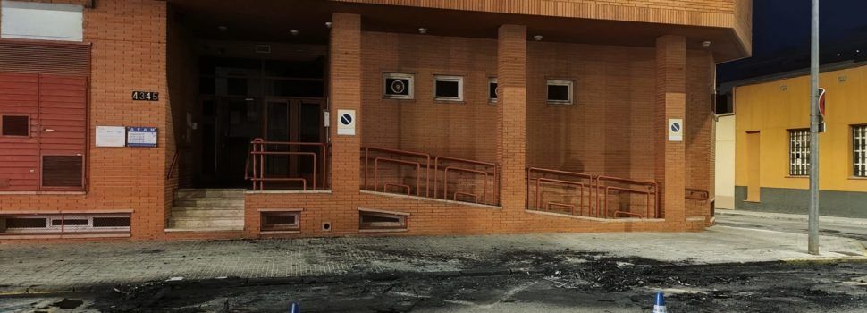 Una furgoneta queda calcinada i afectat un segon vehicle en un carrer d’Amposta
