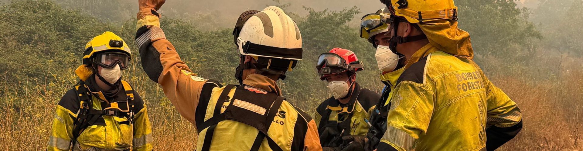 Xert habilita el polideportivo para acoger vecinos desalojados de Catí por el incendio, en el que trabajan 19 medios aéreos y 250 efectivos