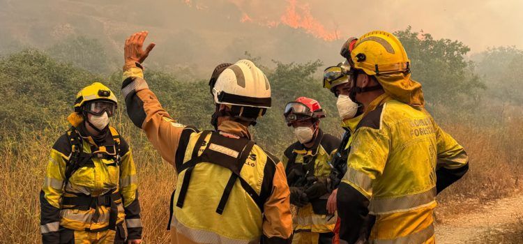 Xert habilita el polideportivo para acoger vecinos desalojados de Catí por el incendio, en el que trabajan 19 medios aéreos y 250 efectivos